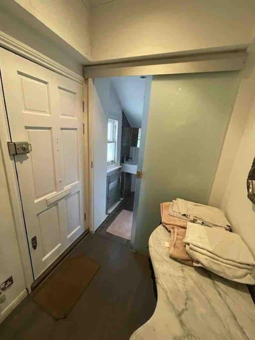 Large Studio Flat In Kensington ลอนดอน ภายนอก รูปภาพ